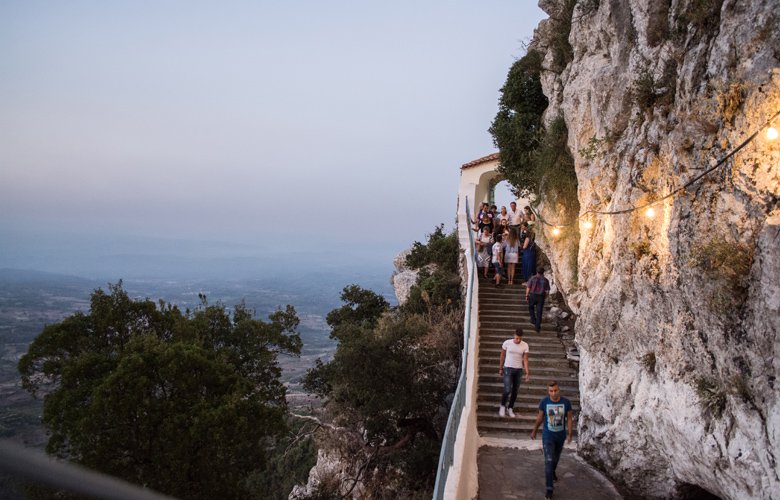 Η Παναγιά της Σμέρνας «σφηνωμένη» στα βράχια με θέα ολόκληρη την Ηλεία - Φωτογραφία 3