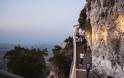 Η Παναγιά της Σμέρνας «σφηνωμένη» στα βράχια με θέα ολόκληρη την Ηλεία - Φωτογραφία 3