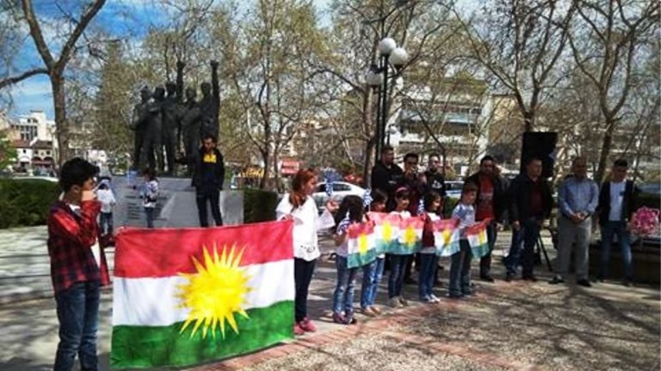 Τρίκαλα: Κούρδοι πρόσφυγες γιόρτασαν το Νεβρόζ σε κεντρική πλατεία - Φωτογραφία 1