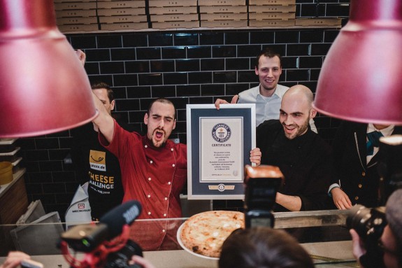 Βερολίνο σπάει ρεκόρ με 111 τυριά σε 1 πίτσα! - Φωτογραφία 1
