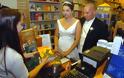 Νέα… τάση: Παντρεύονται μέσα σε βιβλιοπωλεία - Φωτογραφία 2