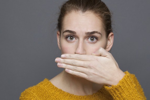 Κακοσμία στόματος: Αίτια και 5 μυστικά για να μην μυρίζει το στόμα σας [video] - Φωτογραφία 1