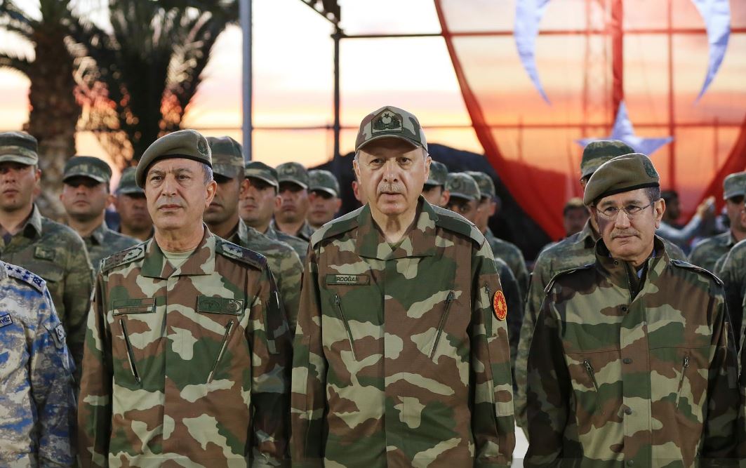 Ερντογάν με στολή παραλλαγής: Ο Τσίπρας είχε υποσχεθεί να διευθετήσει το θέμα των «8» σε 15 ημέρες - Φωτογραφία 3