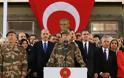 Ερντογάν με στολή παραλλαγής: Ο Τσίπρας είχε υποσχεθεί να διευθετήσει το θέμα των «8» σε 15 ημέρες - Φωτογραφία 2