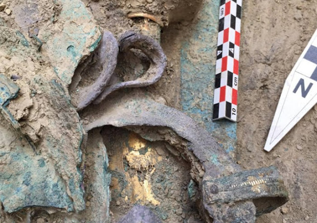 Τα μυστικά που έφερε στην επιφάνεια ελληνικός τάφος 3.500 ετών - Η τελευταία κατοικία ενός αρχαίου στρατιώτη που προβλημάτισε τους αρχαιολόγους [photos+video] - Φωτογραφία 8