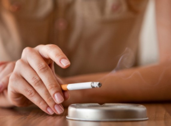 Πώς να διώξετε τη μυρωδιά του τσιγάρου από το σπίτι σας - Φωτογραφία 1