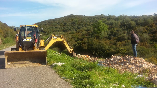 Καθαρίζει η ΧΡΥΣΟΒΙΤΣΑ Ξηρομέρου από τα σκουπίδια (ΦΩΤΟ) - Φωτογραφία 8