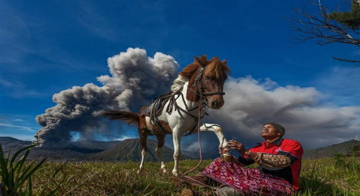 Οι γενναίοι της Ιάβας που ζουν στη σκιά του ηφαιστείου - Φωτογραφία 1