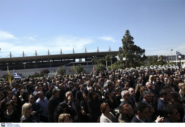 Πλήθος κόσμου στη κηδεία του Στέλιου Σκλαβενίτη - Εργαζόμενοι των σούπερ μάρκετ, φίλοι, επιχειρηματίες και πολιτικοί στο τελευταίο αντίο! (ΦΩΤΟ) - Φωτογραφία 7
