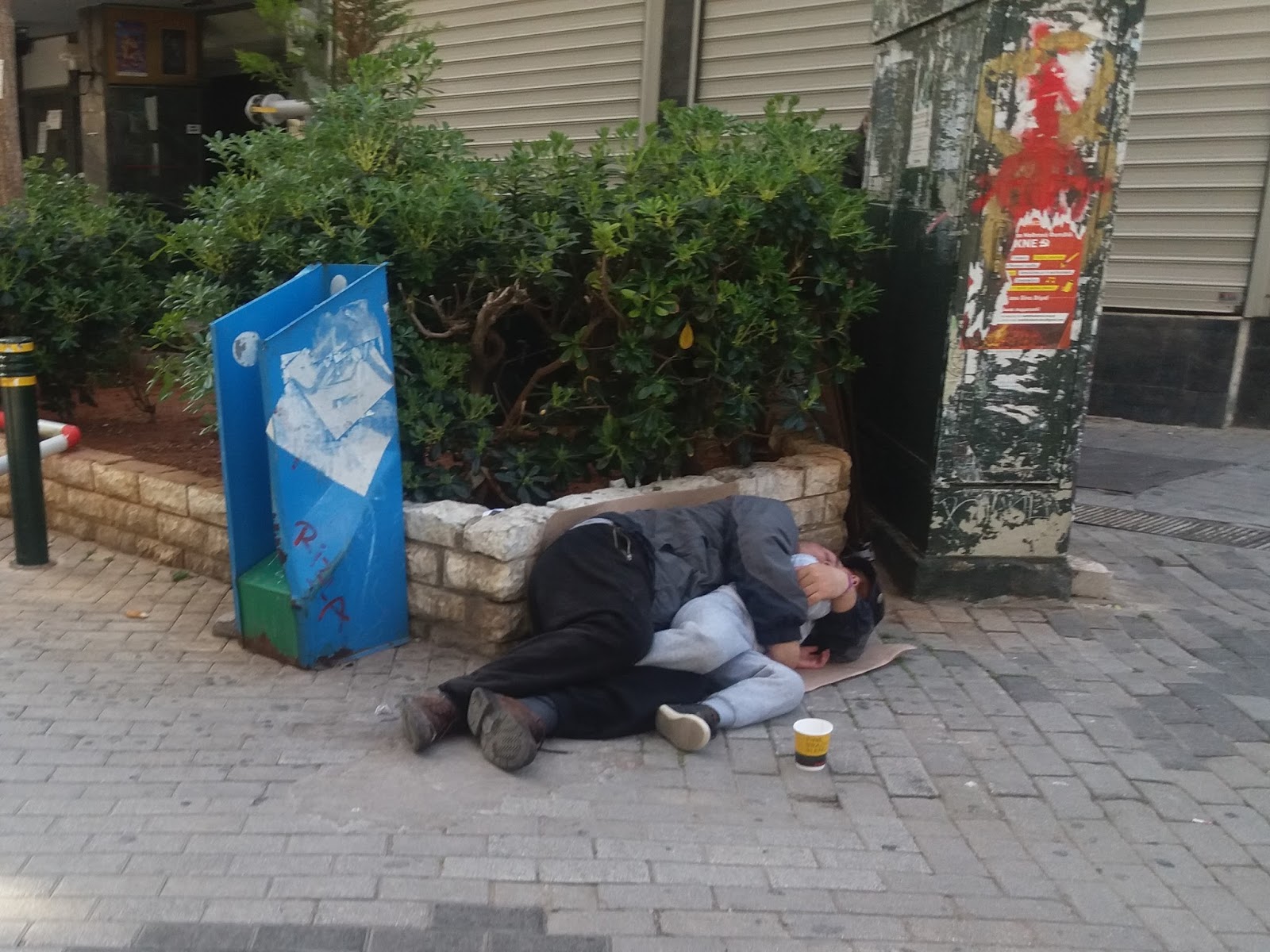 Εικόνες ΣΟΚ μπροστά στο δημαρχείο Πειραιά - Κοιμάται κατάχαμα μαζί με το παιδί του και... [photos] - Φωτογραφία 2