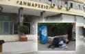 Εικόνες ΣΟΚ μπροστά στο δημαρχείο Πειραιά - Κοιμάται κατάχαμα μαζί με το παιδί του και... [photos]