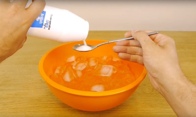 Πώς να παγώσετε κάθε ποτό μέσα σε 2 λεπτά με πάγο και… αλάτι! [video] - Φωτογραφία 1