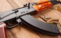 Συναγερμός στην ΕΛ.ΑΣ. από παρατημένο Kalashnikov σε κάδο απορριμμάτων στον Βύρωνα