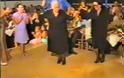 Είμαστε τόσο περήφανοι για εσάς: Γιαγιάδες-μερακλίνες της Κρήτης μας διδάσκουν χορό, παράδοση και ήθος