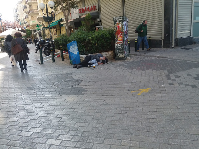 Είμαστε για... κλάματα: Πατέρας και γιος κοιμούνται αγκαλιά σε πεζόδρομο Μεγάλη Εβδομάδα στον Πειραιά - Εικόνες ντροπής - Φωτογραφία 3