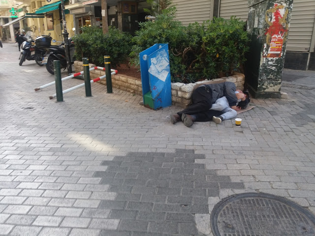 Είμαστε για... κλάματα: Πατέρας και γιος κοιμούνται αγκαλιά σε πεζόδρομο Μεγάλη Εβδομάδα στον Πειραιά - Εικόνες ντροπής - Φωτογραφία 5