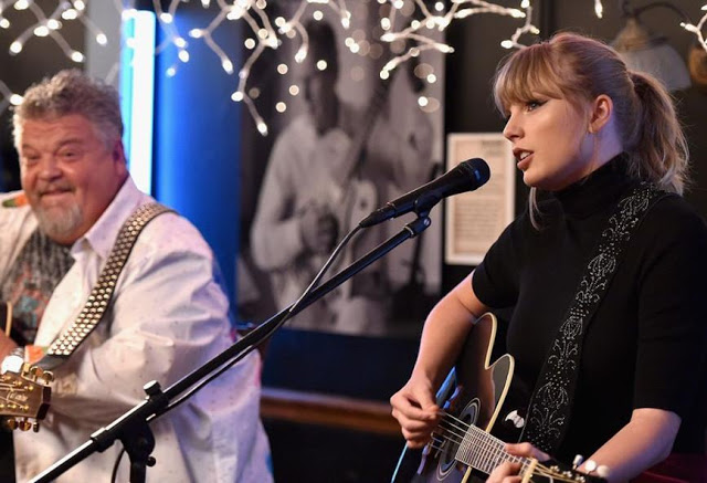 Γιατί η Taylor Swift ξαφνικά τραγούδησε μέσα σε μια μικρή καφετέρια; - Φωτογραφία 2
