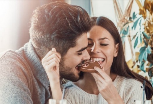 Τι τρώνε οι γυναίκες όταν βγαίνουν ραντεβού με έναν ωραίο άντρα; - Φωτογραφία 1