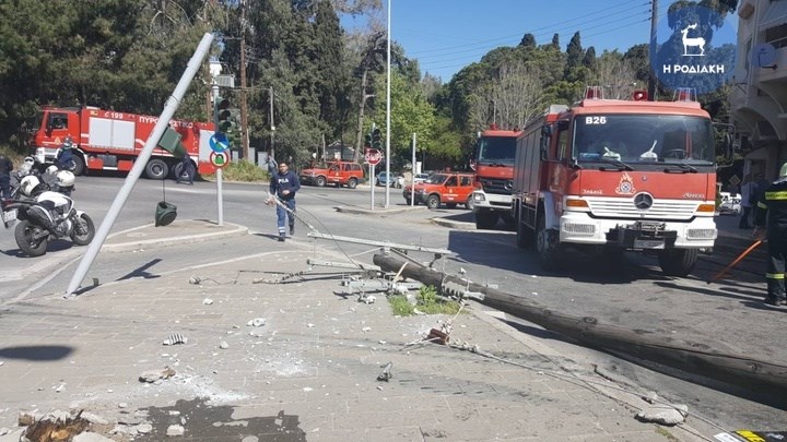 Σοβαρό τροχαίο με βυτιοφόρο του Πολεμικού Ναυτικού- ΦΩΤΟ - Φωτογραφία 2