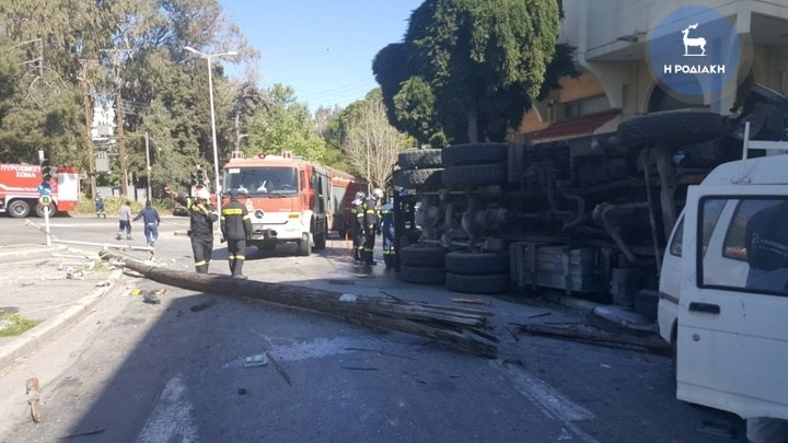 Σοβαρό τροχαίο με βυτιοφόρο του Πολεμικού Ναυτικού- ΦΩΤΟ - Φωτογραφία 3