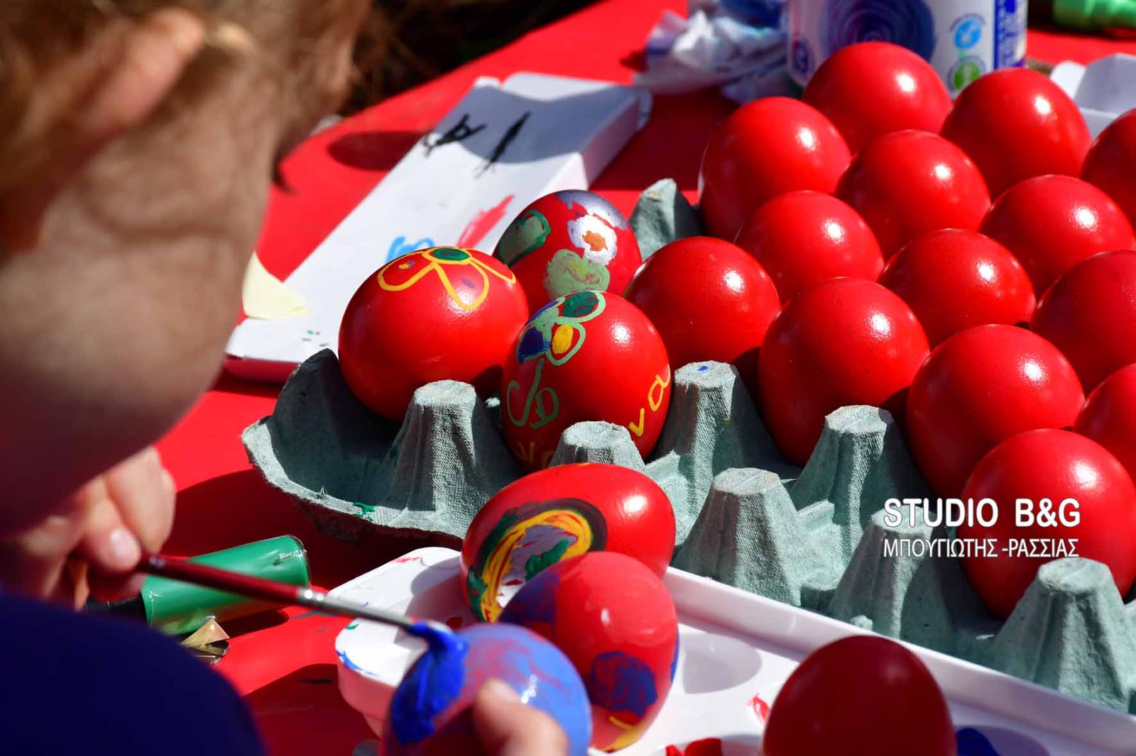 Πιτσιρικάκια βάφουν αυγουλάκια σε κεντρική πλατεία του Ναυπλίου - Φωτογραφία 6