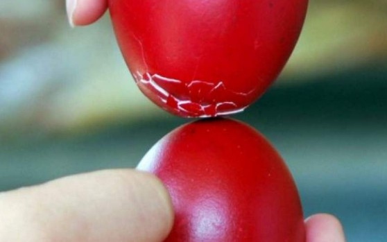 Πασχαλινά έθιμα: Γιατί τσουγκρίζουμε κόκκινα αυγά το Πάσχα; - Φωτογραφία 1