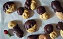 Πασχαλινά κουλουράκια βουτηγμένα σε σοκολάτα