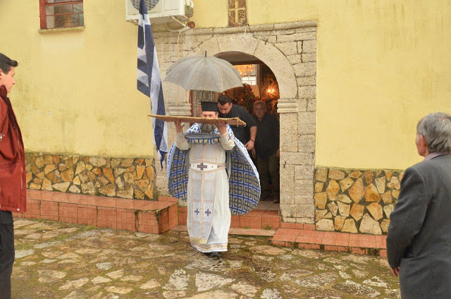 Με βροχή βγήκε ο Επιτάφιος στο ΑΓΡΑΜΠΕΛΟ (ΦΩΤΟ) - Φωτογραφία 22