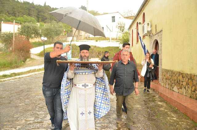 Με βροχή βγήκε ο Επιτάφιος στο ΑΓΡΑΜΠΕΛΟ (ΦΩΤΟ) - Φωτογραφία 23