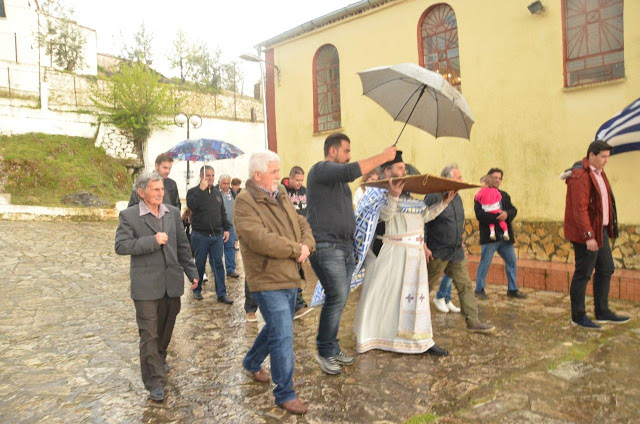 Με βροχή βγήκε ο Επιτάφιος στο ΑΓΡΑΜΠΕΛΟ (ΦΩΤΟ) - Φωτογραφία 26
