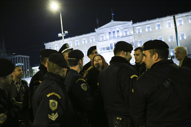 Έλεος θέλω και όχι θυσία: Χορτοφάγοι διαμαρτυρήθηκαν μπροστά από τη Βουλή την ώρα περιφοράς του Επιταφίου - Φωτογραφία 7