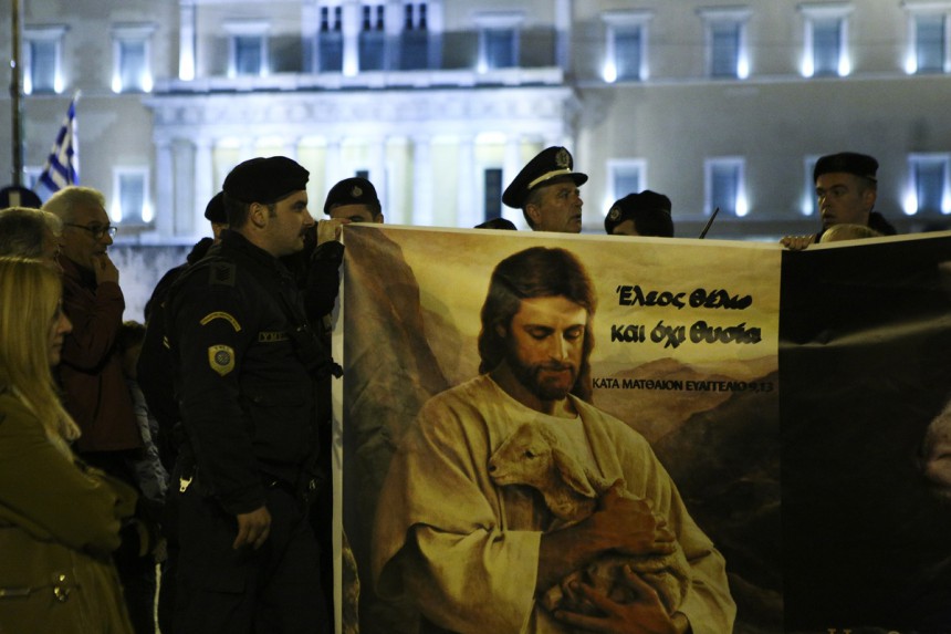 Βίγκαν διαδήλωσαν την ώρα του Επιταφίου στο Σύνταγμα κατά της σφαγής των αμνών (φωτο) - Φωτογραφία 2