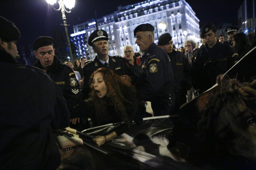 Βίγκαν διαδήλωσαν την ώρα του Επιταφίου στο Σύνταγμα κατά της σφαγής των αμνών (φωτο) - Φωτογραφία 4