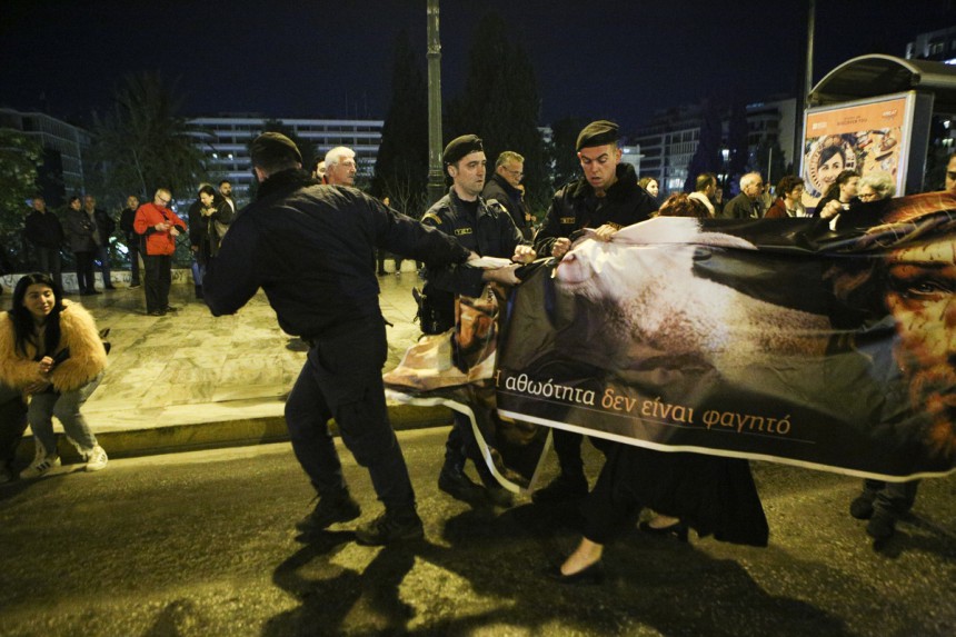 Βίγκαν διαδήλωσαν την ώρα του Επιταφίου στο Σύνταγμα κατά της σφαγής των αμνών (φωτο) - Φωτογραφία 5