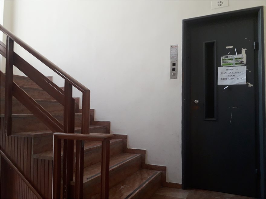 Στο 4ωροφο κτίριο της ΔΟΥ Χολαργού δεν λειτουργούν τα ασανσέρ - Φωτογραφία 4