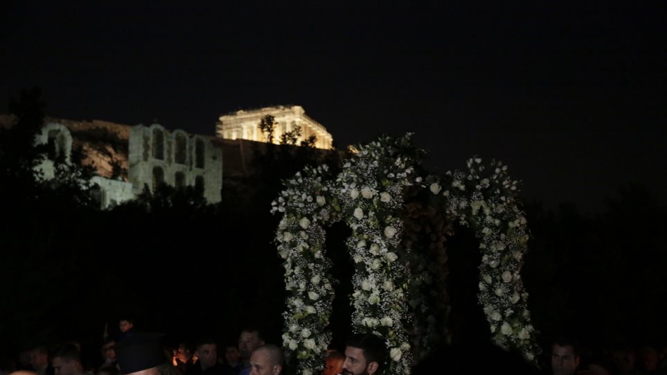 Η περιφορά του Επιταφίου κάτω από την Ακρόπολη - Φωτογραφία 1