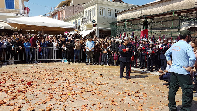 Αναβίωσε σήμερα στη Λευκάδα το πασχαλινό έθιμο «το κομμάτι» (φωτο-βιντεο: Vicky Pantazis) - Φωτογραφία 2