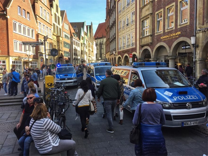 Γερμανία: Ημιφορτηγό έπεσε πάνω σε πλήθος - 4 νεκροί - Φωτογραφία 2