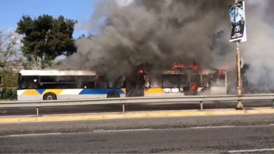 Φωτιά σε αστικό λεωφορείο στην Ποσειδώνος - Πρόλαβαν να βγουν οι επιβάτες! - Φωτογραφία 1