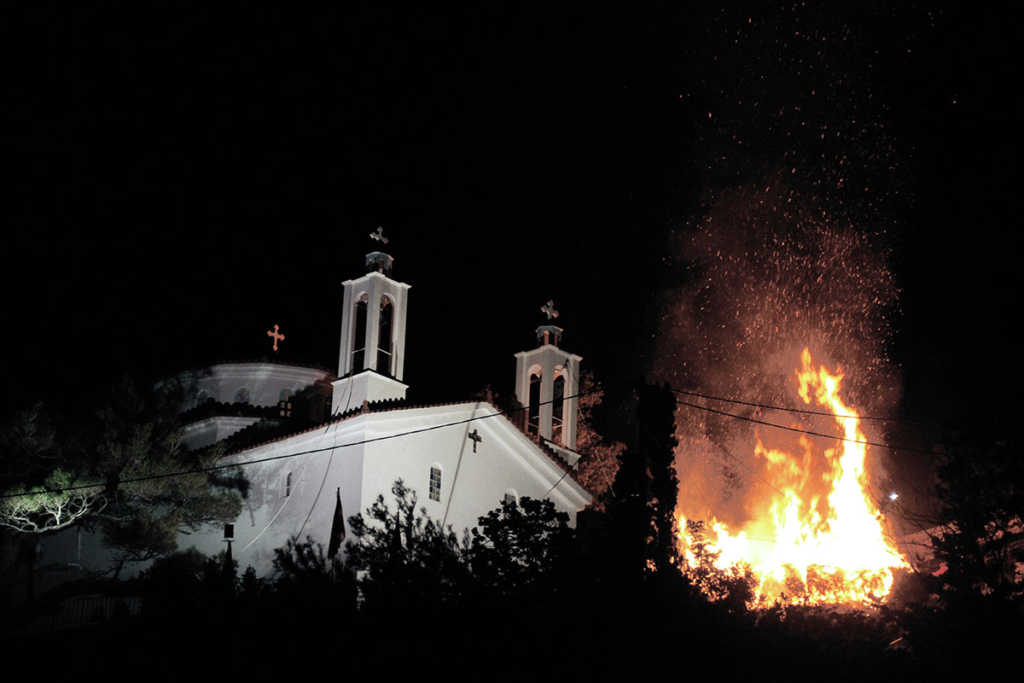 Έθιμα Ανάστασης-Από το Ρουκετοπόλεμο στη Χίο μέχρι τους Μπότηδες στην Κέρκυρα - Φωτογραφία 19