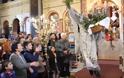Ο ιπτάμενος ιερέας στην Χίο που έγινε viral και φέτος