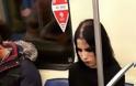 Αυτή η φωτογραφία της κοπέλας στο μετρό της Μόσχας έγινε viral - Δείτε γιατί... - Φωτογραφία 1