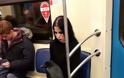 Αυτή η φωτογραφία της κοπέλας στο μετρό της Μόσχας έγινε viral - Δείτε γιατί... - Φωτογραφία 2