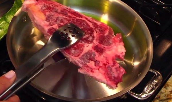 Πώς να τηγανίσετε μια μπριζόλα απευθείας από την κατάψυξη [video] - Φωτογραφία 1