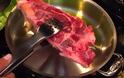 Πώς να τηγανίσετε μια μπριζόλα απευθείας από την κατάψυξη [video]