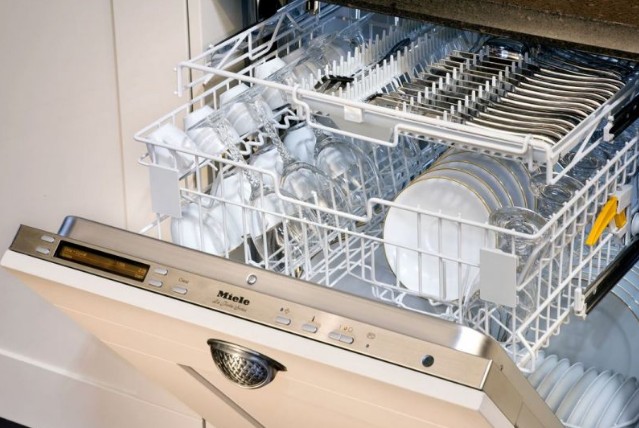 Τα αντικείμενα που δεν ήξερες ότι μπορείς να πλύνεις στο πλυντήριο πιάτων - Φωτογραφία 1