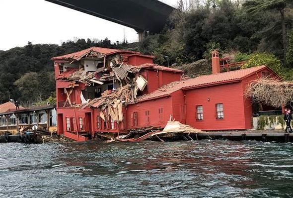 Η σοκαριστική στιγμή που το τάνκερ προσκρούσει πάνω στο οίκημα στον Βόσπορο [video - photos] - Φωτογραφία 2