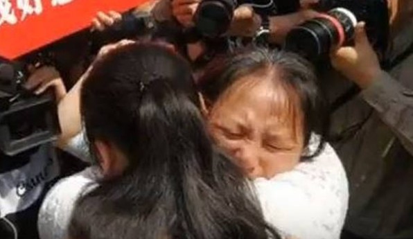 Συγκλονιστική ιστορία: Βρήκαν την εξαφανισμένη κόρη τους μετά από 24 χρόνια - Δείτε το βίντεο από την επανασύνδεσή τους! - Φωτογραφία 1