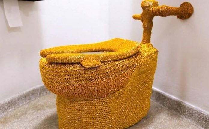 Άγνωστος «έντυσε» με χρυσή κλωστή τουαλέτα στο μουσείο Γκούγκενχαϊμ [photos] - Φωτογραφία 1
