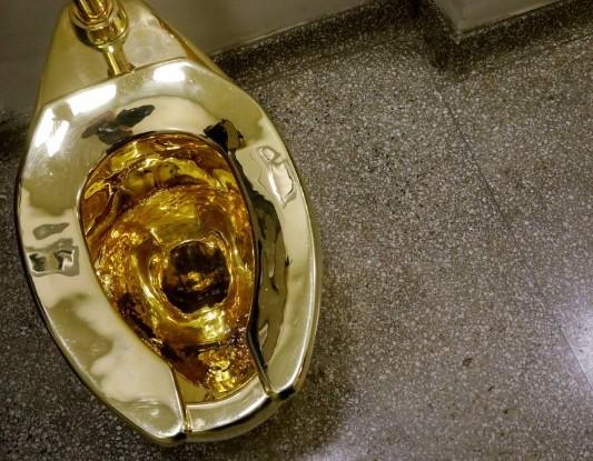 Άγνωστος «έντυσε» με χρυσή κλωστή τουαλέτα στο μουσείο Γκούγκενχαϊμ [photos] - Φωτογραφία 4